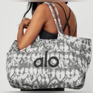 Alo Yoga Iconic Shopper Tote Grey Tiedye